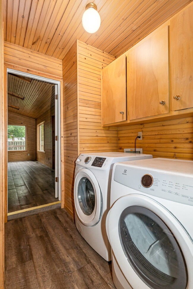 Building Photo - 3-Bedroom updated home on Salem Street $18...