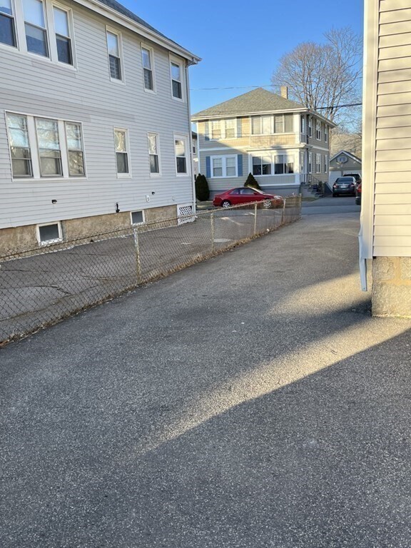 Building Photo - 119 Safford St