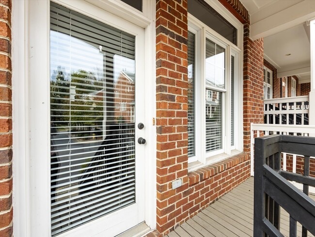 Building Photo - 4936 S Hill View Dr