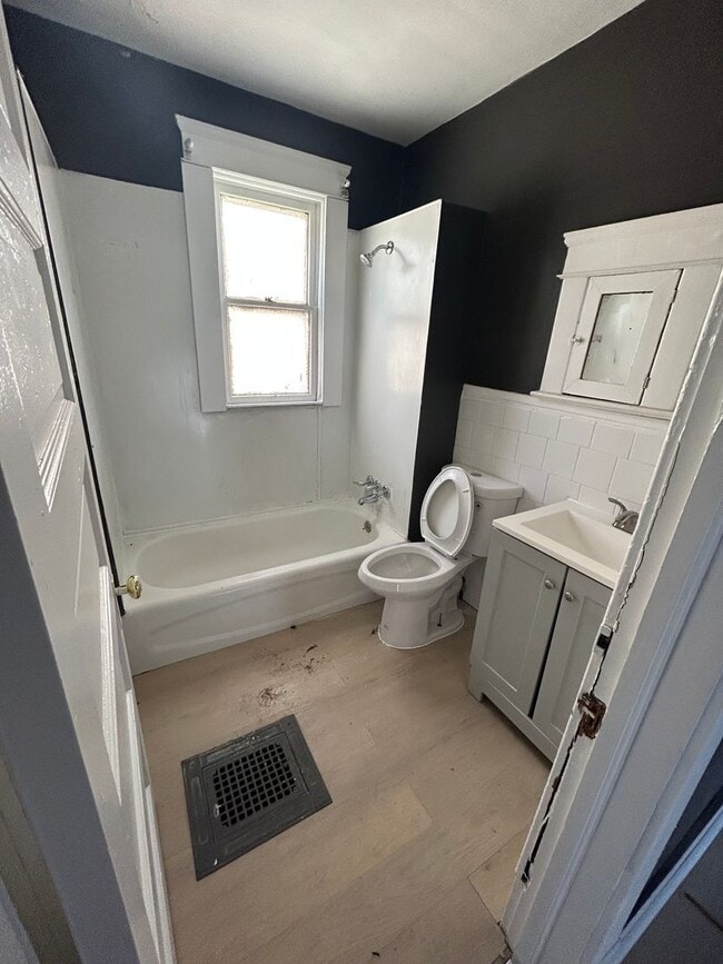 Building Photo - Spacious, Section 8 Accepted, 5 Br