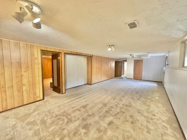 Building Photo - 2,510 Sq Ft | 5 Bedroom · 3 Bathroom – W/D, Terrace, Garage & Extra Space