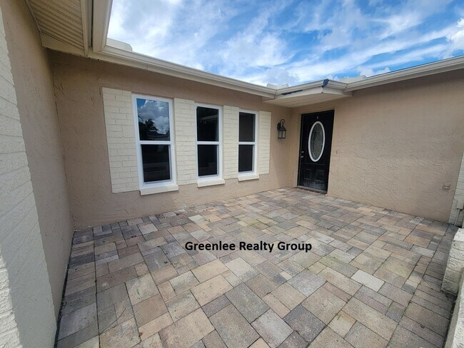 Building Photo - Beautifully Updated 3 Bedroom/2.5 Bathroom...