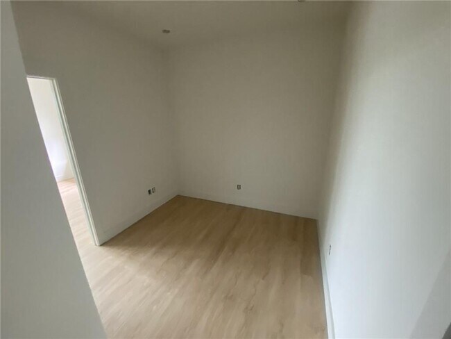 Building Photo - 313 W Rock St