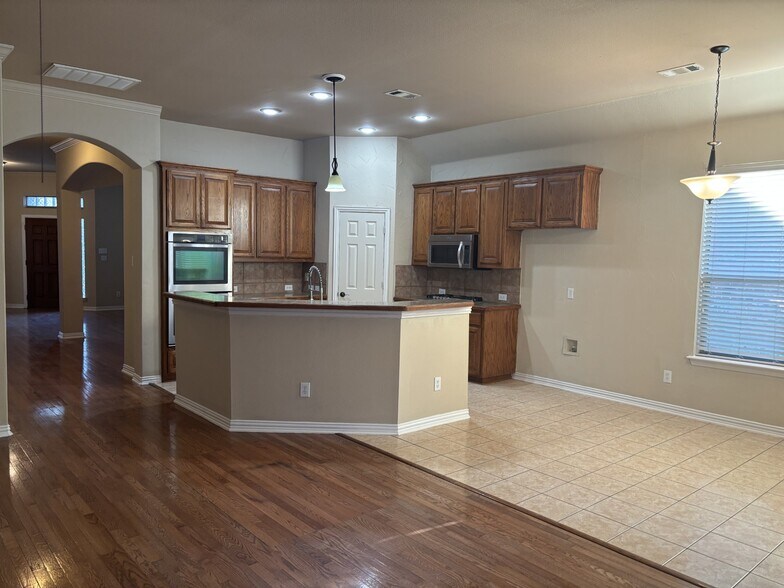 Building Photo - 552 Palomino Way