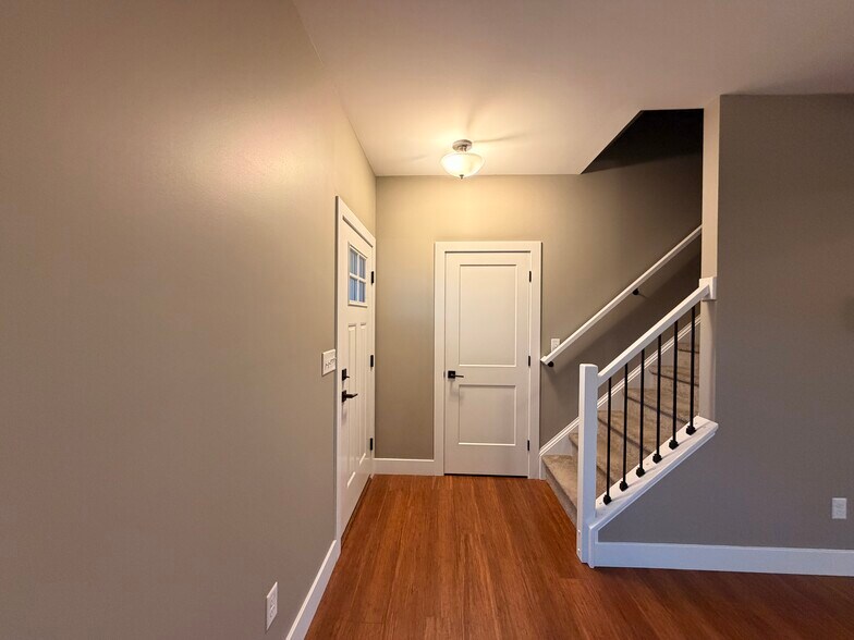 Building Photo - 746 Golden Spring Dr