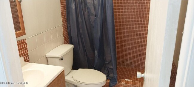 Building Photo - 221 Columbia Dr