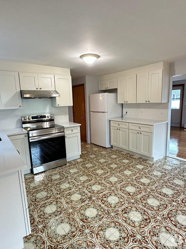 Building Photo - 3bed/1.5bath with laundry, parking. Comple...