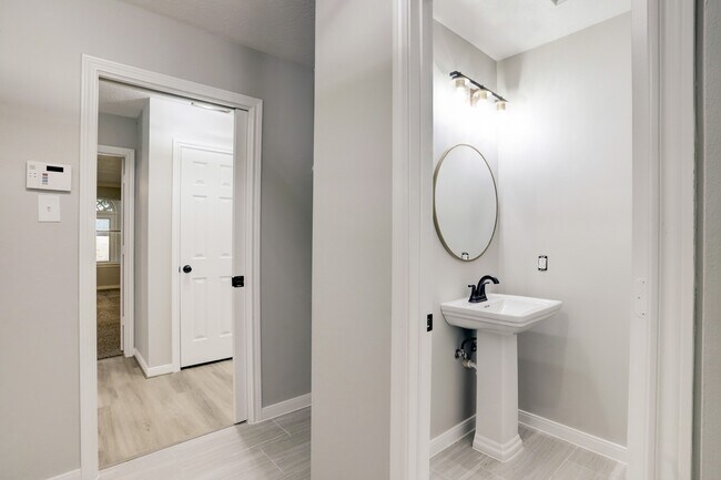 Building Photo - 7098 Shadow Lake Dr