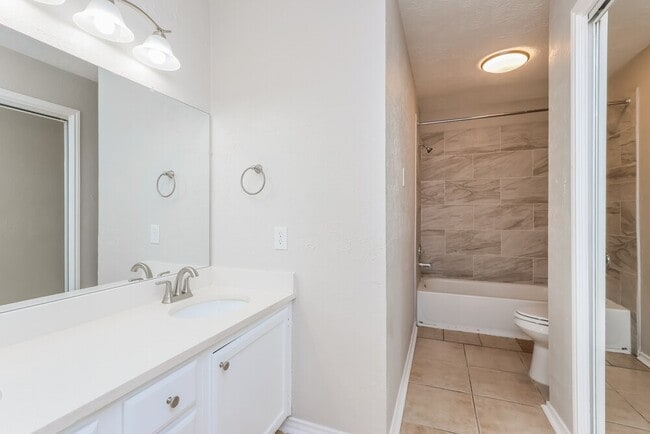 Building Photo - 4017 Hunnington Dr