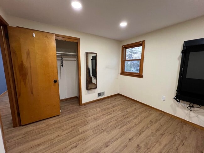 Building Photo - 18 Birk St