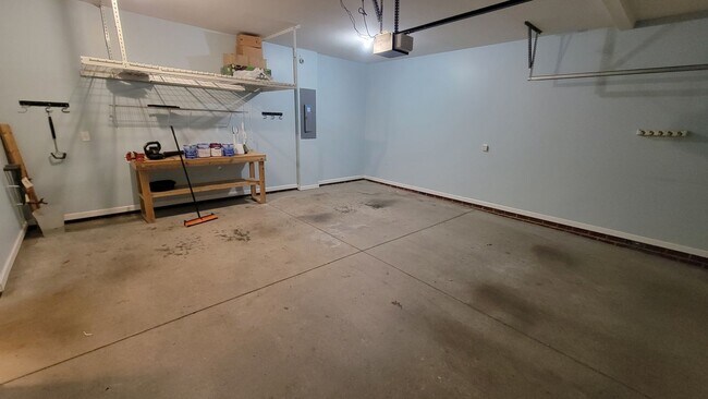 Building Photo - 4 Bed, 3.5 Townhome in Five Forks is Avail...