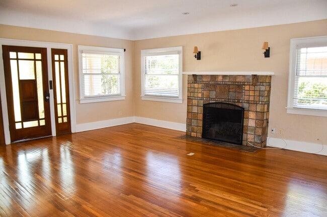Building Photo - ~ Old Towne Orange Living 2 Story  5 Bedrooms 2 Bath