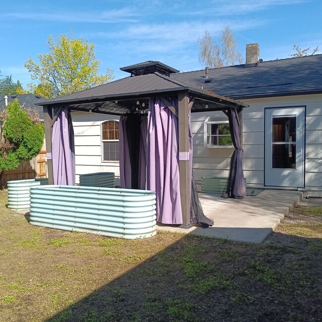 Building Photo - Charming Place To Call Home in Salem