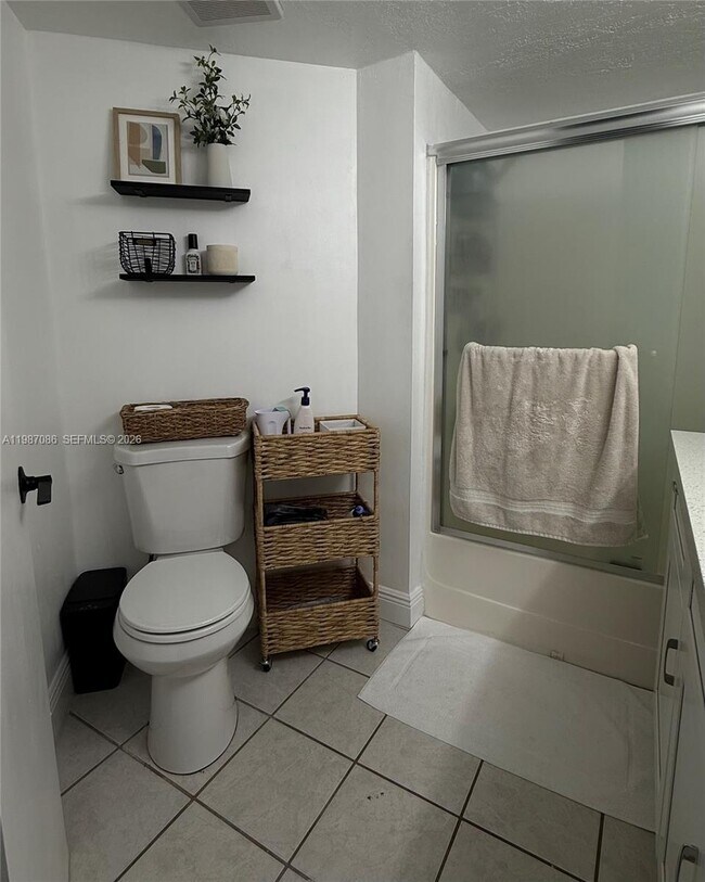 Building Photo - 9437 Fontainebleau Blvd