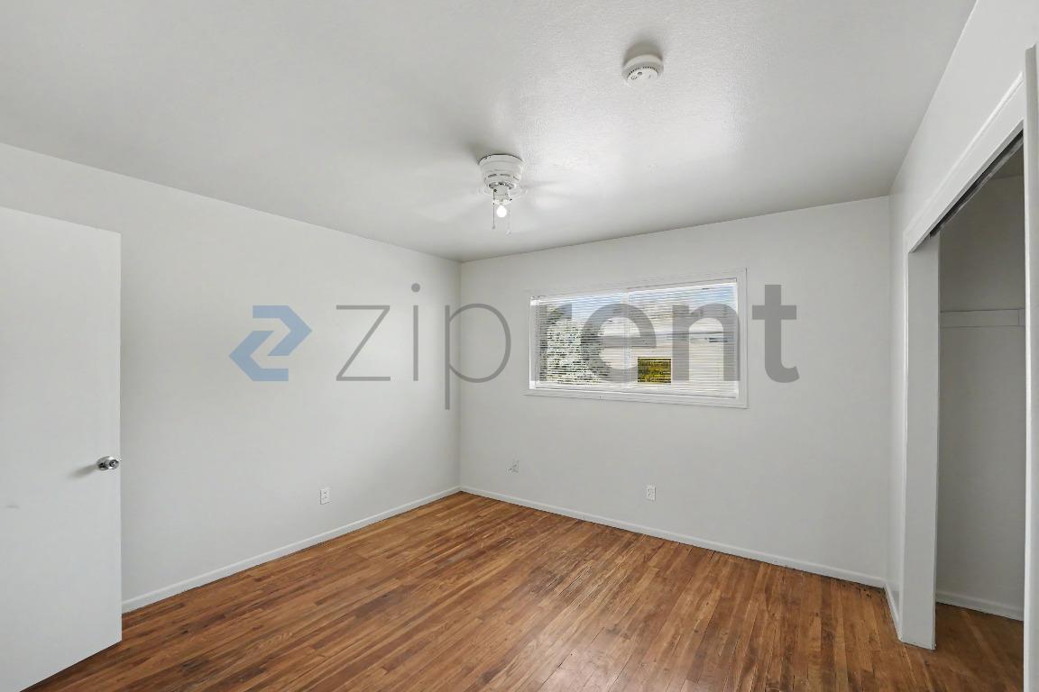 Building Photo - Unit