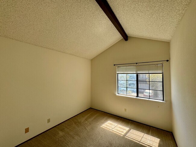 Building Photo - Spacious Home Located in the Desired Diabl...