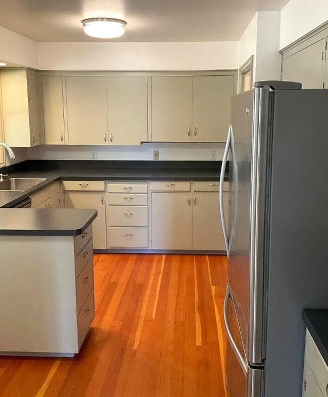 Building Photo - Charming Maplewood SFH with garden beds, fruit trees and finished basement