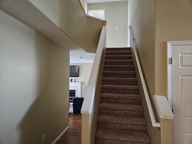 Building Photo - Spacious 4 bedroom, 2 1/2 bath House