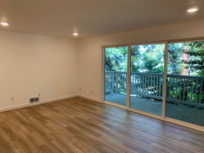Building Photo - Beautiful Lakefront 2 Bed 1.75 Bath Condo ...