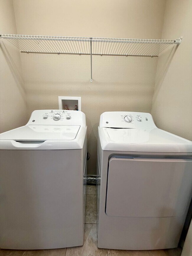 Building Photo - 3 BEDROOM 2.5 BATHROOM 1 CAR GARAGE IN PINE RIDGE AT OAK CREEK !!!