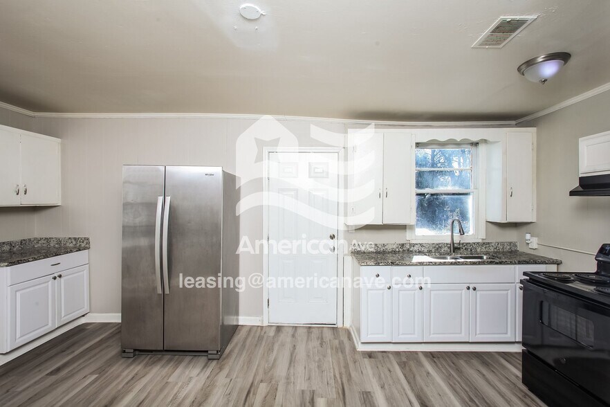 Building Photo - 1736 Columbia College Dr