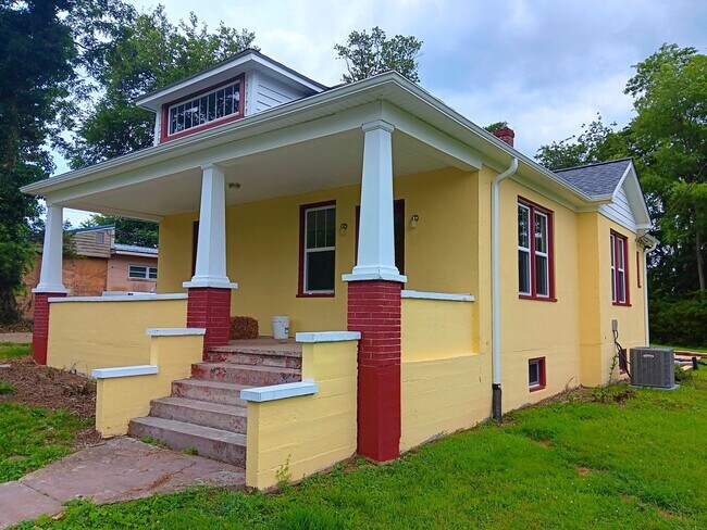 Building Photo - Radford, 3BR / 1BA, Available 8/14