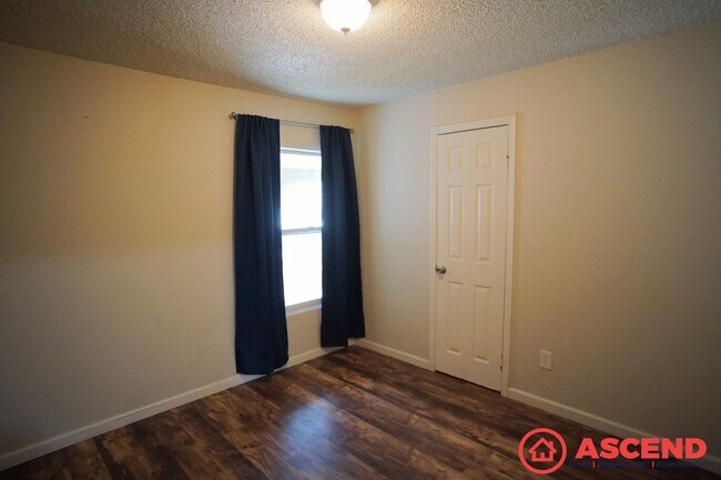 Building Photo - Lovely Home in East Bakersfield!