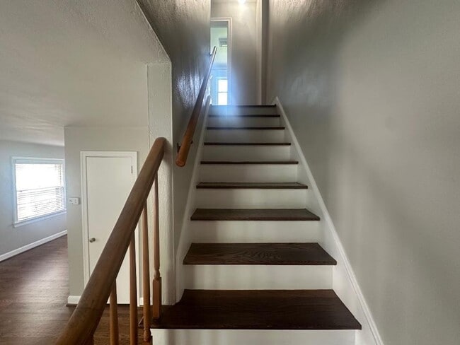 Building Photo - SW City Duplex!