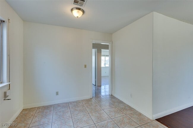 Building Photo - 5034 Lark Canyon Ct