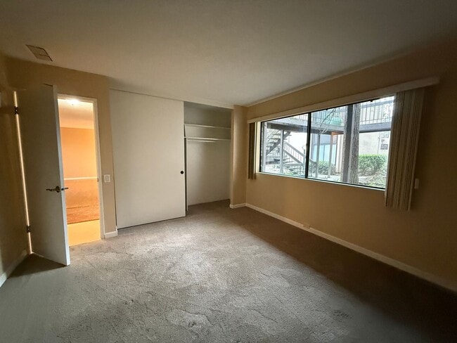 Building Photo - 2 Bed| 2 Bath | 967 SF | Single Story |