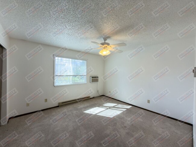 Building Photo - Townhome with a garage