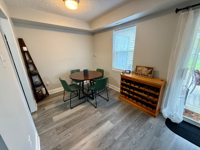 Building Photo - 20 Hollybrooke Dr