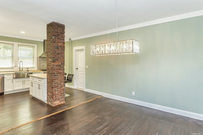 Building Photo - 10 Dosoris Way