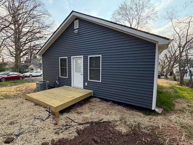 Building Photo - Open concept, location and easy living!