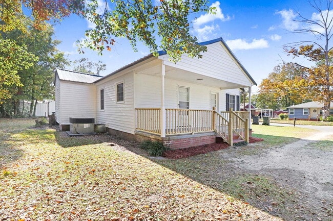 Building Photo - **RENOVATED** 2 BR 1 BA HOME IN GOLDSBORO- close to SJAFB!
