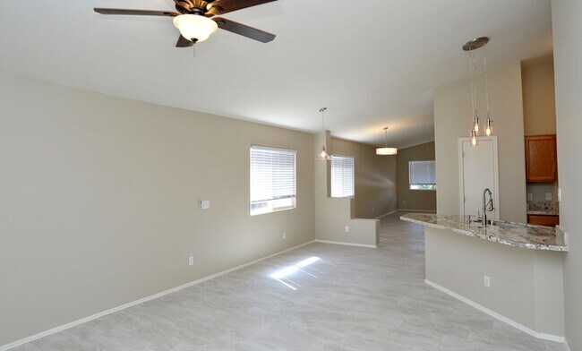 Building Photo - All tile 4 bedroom home in Oro Valley!