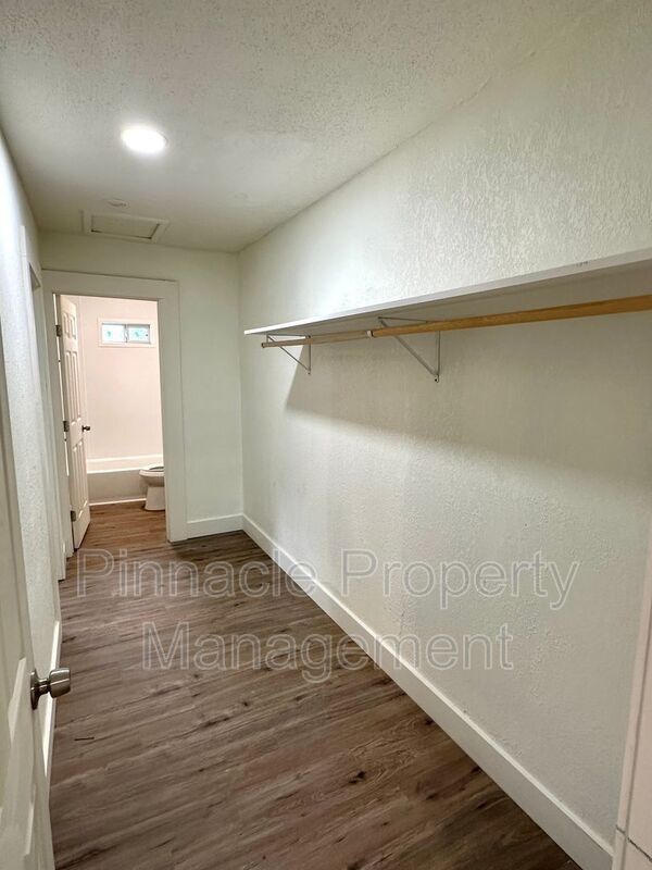 Building Photo - 717 E Harris Ave