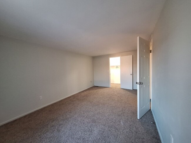 Building Photo - Charming Chesterfield Townhouse