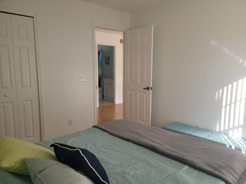 1st Room for rent - 106 Woodbury Pines Cir