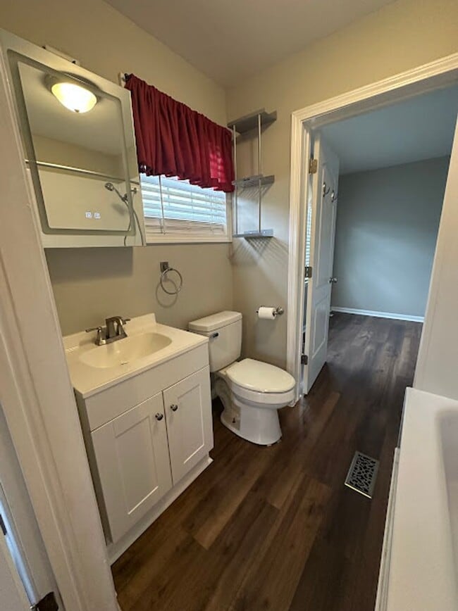 Building Photo - 3 bedroom 1.5 bathroom house