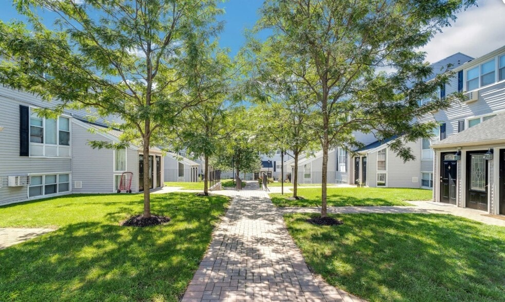 Building Photo - Cortlandt Living