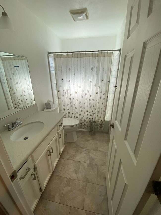 Building Photo - Beautiful Home for rent in Visalia, Ca