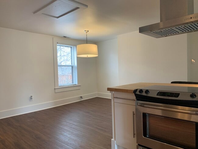 Building Photo - 721 W Main St