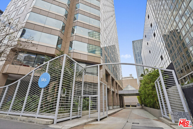 Building Photo - 801S S Grand Ave