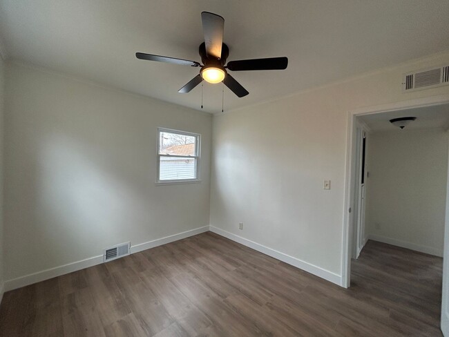 Building Photo - Newly updated 2 bedroom 1 bath home in Rock Island with Garage!