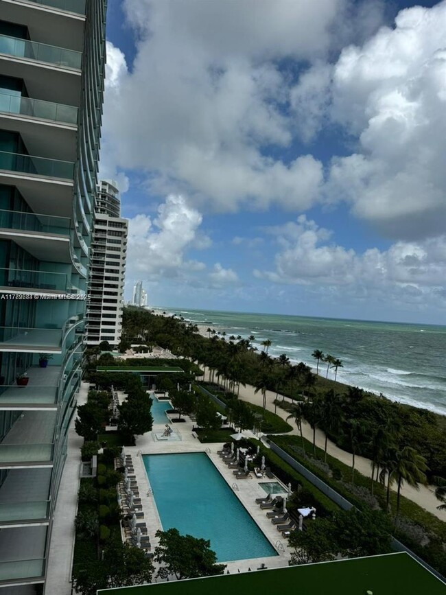Building Photo - 10185 Collins Ave