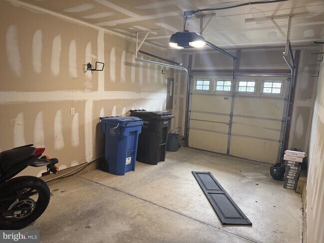 Building Photo - 121 Acorn Dr