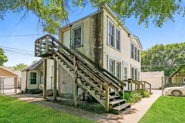 Building Photo - 1115 1/2 4th Street NE