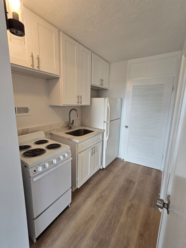 Building Photo - Newly Renovated 1 Bedroom/1 Bathroom Available Now