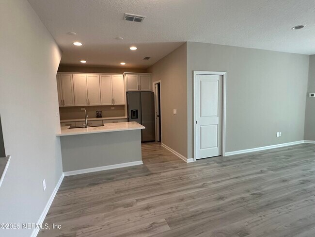 Building Photo - 609 Cherry Elm Dr